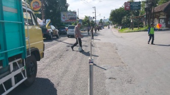 Polsek Nguter Pasang Barier di Pertigaan Jembatan Lama, Antisipasi Kepadatan Arus Mudik