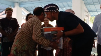 Tedjowulan dan PB XIV Hangebehi Kompak Bagikan Sembako ke Abdi Dalem