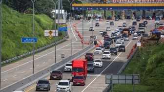 Sejumlah kendaraan pemudik melaju saat penerapan sistem satu arah di Jalan Tol Trans Jawa ruas Semarang-Batang, Semarang, Jawa Tengah, Rabu (18/3/2026). [ANTARA FOTO/Makna Zaezar/foc]