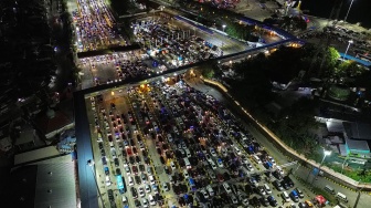 Foto udara sejumlah kendaraan pemudik antre memasuki kapal di Pelabuhan Merak, Kota Cilegon, Banten, Rabu (18/3/2026). [ANTARA FOTO/Angga Budhiyanto/foc]
