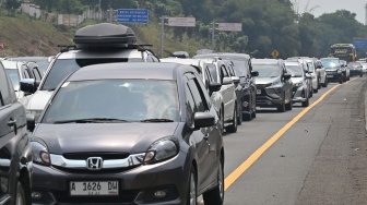 Antrean kendaraan pemudik melintas saat rekayasa lalu lintas satu arah atau one way nasional di Tol Jakarta-Cikampek, Kabupaten Karawang, Jawa Barat, Rabu (18/3/2026). [ANTARA FOTO/Fakhri Hermansyah/agr]