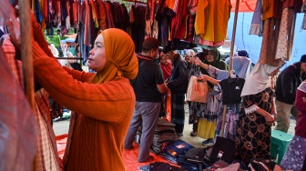 Warga penyintas bencana membeli perlengkapan rumah tangga untuk kebutuhan Lebaran saat bazar lebaran di Desa Agusen, Blangkejeren, Gayo Lues, Aceh, Rabu (18/3/2026). [ANTARA FOTO/Muhammad Adimaja/foc]
