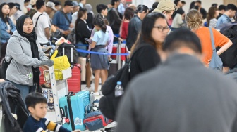 Penumpang pesawat antre di tempat lapor diri di Terminal Domestik Bandara Internasional I Gusti Ngurah Rai, Badung, Bali, Rabu (18/3/2026). [ANTARA FOTO/Fikri Yusuf/agr]
