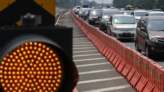 Antrean kendaraan pemudik melintas saat rekayasa lalu lintas satu arah atau one way nasional di Tol Jakarta-Cikampek, Kabupaten Karawang, Jawa Barat, Rabu (18/3/2026). [ANTARA FOTO/Fakhri Hermansyah/agr]
