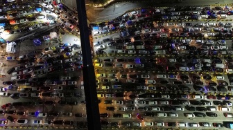 Foto udara sejumlah kendaraan pemudik antre memasuki kapal di Pelabuhan Merak, Kota Cilegon, Banten, Rabu (18/3/2026). [ANTARA FOTO/Angga Budhiyanto/foc]
