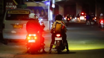 Kendaraan pemudik melintas di Jalan Inspeksi Kalimalang, Bekasi, Jawa Barat, Rabu (18/3/2026). [Suara.com/Alfian Winanto]