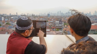 Petugas melakukan pemantauan hilal untuk awal Ramadhan di Kanwil Kementerian Agama, Jakarta, Kamis (19/3/2026). [Suara.com/Alfian Winanto]
