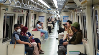 Ilustrasi Penumpang menaiki LRT Jakarta