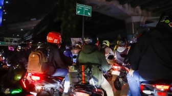 Kepadatan kendaraan yang melintas di Jalan Inspeksi Kalimalang, Bekasi, Jawa Barat, Rabu (18/3/2026). [Suara.com/Alfian Winanto]