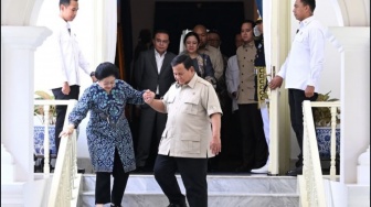 Momen Hangat di Penghujung Ramadan: Prabowo Sambut Megawati di Istana, Bahas Apa?