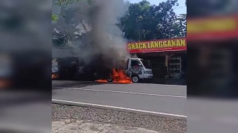 Niat Betulin Aki Berujung Petaka: Suzuki Pikap Ludes Terbakar di Jalur Mudik Sumedang
