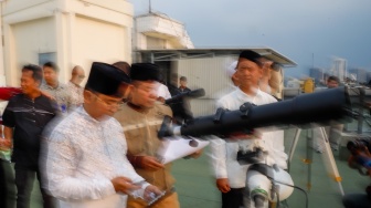 Petugas melakukan pemantauan hilal untuk awal Ramadhan di Kanwil Kementerian Agama, Jakarta, Kamis (19/3/2026). [Suara.com/Alfian Winanto]
