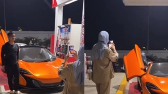 Dikira Bikin Haru, Video Ibu Foto Anak Bareng Mobil McLaren di SPBU Berujung Plot Twist Tak Terduga