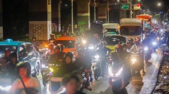 Kepadatan kendaraan yang melintas di Jalan Inspeksi Kalimalang, Bekasi, Jawa Barat, Rabu (18/3/2026). [Suara.com/Alfian Winanto]