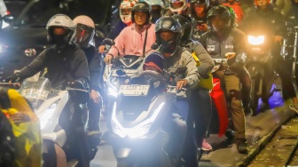 Kendaraan pemudik melintas di Jalan Inspeksi Kalimalang, Bekasi, Jawa Barat, Rabu (18/3/2026). [Suara.com/Alfian Winanto]