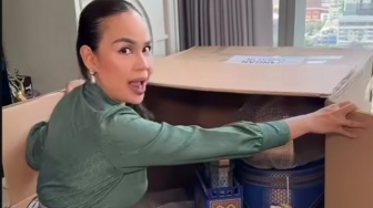 Melaney Ricardo Unboxing Hampers dari Luna Maya, Isinya Gak Kaleng-Kaleng