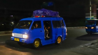 Kendaraan pemudik melintas di Jalan Inspeksi Kalimalang, Bekasi, Jawa Barat, Rabu (18/3/2026). [Suara.com/Alfian Winanto]