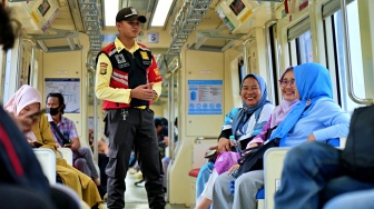 Ilustrasi Penumpang menaiki LRT Jakarta