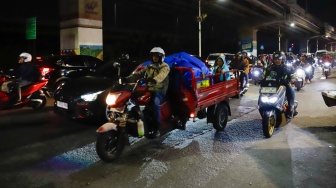 Kepadatan kendaraan yang melintas di Jalan Inspeksi Kalimalang, Bekasi, Jawa Barat, Rabu (18/3/2026). [Suara.com/Alfian Winanto]