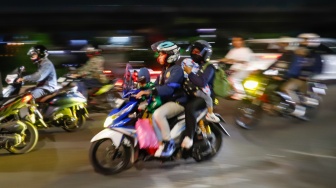 Kendaraan pemudik melintas di Jalan Inspeksi Kalimalang, Bekasi, Jawa Barat, Rabu (18/3/2026). [Suara.com/Alfian Winanto]