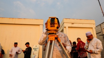 Petugas melakukan pemantauan hilal untuk awal Ramadhan di Kanwil Kementerian Agama, Jakarta, Kamis (19/3/2026). [Suara.com/Alfian Winanto]
