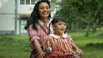 Review Film Na Willa: Nostalgia Hangat yang Kurang Pas di Logat Lokal