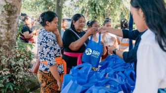 Warga Bali di Desa Angseri dan Sarimekar Terima Paket Sembako dari BRI Peduli