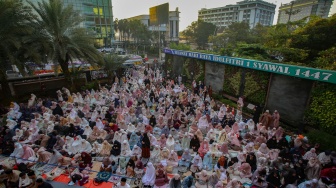 Umat Islam pengikut metode hisab atau hitung mengikuti Shalat Idul Fitri 1447 H di Kantor PP Muhammadiyah, Jakarta, Jumat (20/3/2026). [ANTARA FOTO/Muhammad Iqbal/foc]