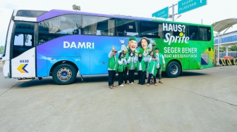 Antusiasme salah satu keluarga pemilik warung dalam kampanye DIMUDIKIN SPRITE di Jakarta (16/03). [Handout]