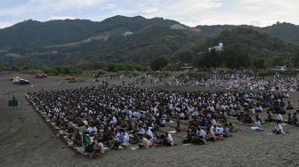 Umat Islam memanjatkan doa seusai Shalat Idul Fitri 1447 H di Gumuk Pasir, Parangkusumo, Bantul, D.I Yogyakarta, Jumat (20/3/2026). [ANTARA FOTO/Sigid Kurniawan/foc]