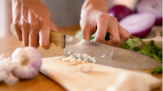 Bosen Nangis Pas Masak? Ini 5 Siasat Ngiris Bawang Biar Mata Gak Kelilipan Air Mata