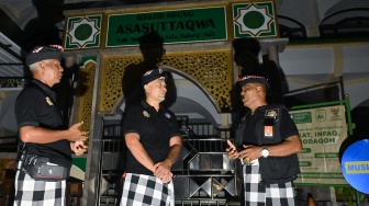 Pecalang atau petugas keamanan adat Bali berpatroli melewati kawasan Masjid Agung Asasuttaqwa saat Hari Raya Nyepi Tahun Saka 1948 di Desa Adat Tuban, Badung, Bali, Kamis (19/3/2026) malam. [ANTARA FOTO/Fikri Yusuf/wsj]
