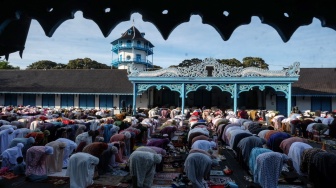 Umat Islam melaksanakan Shalat Idul Fitri 1447 H di halaman Keraton Kasunanan Surakarta Hadiningrat Solo, Jawa Tengah, Jumat (20/3/2026). [ANTARAFOTO/Maulana Surya/foc]