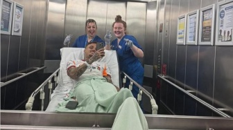 Penyerang Galatasaray Jalani Operasi usai Nabrak Papan Iklan di Anfield