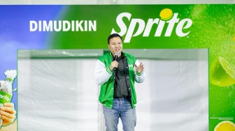 Andes Gumilang Hadisucipto, Senior Frontline Brand Manager Coca-Cola Indonesia memberikan sambutan hangat kepada pemilik warung yang akan DIMUDIKIN SPRITE di Jakarta, (16/03). [Handout]
