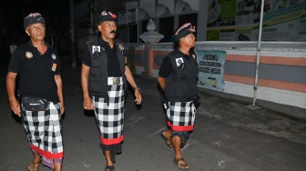 Pecalang atau petugas keamanan adat Bali berpatroli saat Hari Raya Nyepi Tahun Saka 1948 di wilayah Desa Adat Tuban, Badung, Bali, Kamis (19/3/2026) malam. [ANTARA FOTO/Fikri Yusuf/wsj]