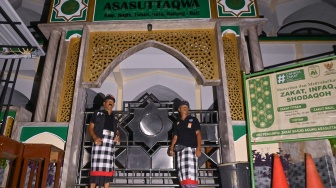Pecalang atau petugas keamanan adat Bali berpatroli melewati kawasan Masjid Agung Asasuttaqwa saat Hari Raya Nyepi Tahun Saka 1948 di Desa Adat Tuban, Badung, Bali, Kamis (19/3/2026) malam. [ANTARA FOTO/Fikri Yusuf/wsj]
