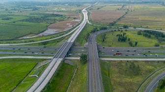 Foto udara sejumlah kendaraan melintas di ruas tol Cikopo-Palimanan (Cipali), Majalengka, Jawa Barat, Kamis (19/3/2026). [ANTARA FOTO/Dedi Suwidiantoro/wsj]
