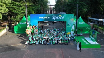 300 pemilik warung dalam kampanye DIMUDIKIN SPRITE yang diberangkatkan ke Surabaya, Yogyakarta, dan Bandar Lampung bersama bus SPRITE di Jakarta, (16/03). [Handout]
