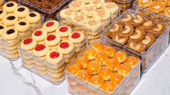 Lebaran Jalur Bugis: Lupakan Nastar, Mari Berenang di Lautan Gula Merah Bolu Peca