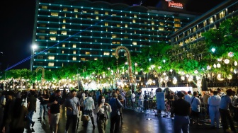 Sejumlah warga menyaksikan pawai obor dan fetival bedug dalam rangka menyambut Hari Raya Idul Fitri 1447 Hijriah di Bundaran HI, Jakarta, Jumat (20/3/2026). [Suara.com/Alfian Winanto]
 