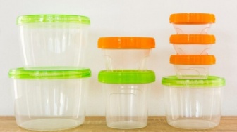 5 Cara Ampuh Menghilangkan Bau Amis di Wadah Plastik, Dijamin Bersih!
