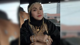 Tembus 3 Juta Penonton, Penampilan Blink-Blink Ibu Ayu Ting Ting Jadi Sorotan Panas