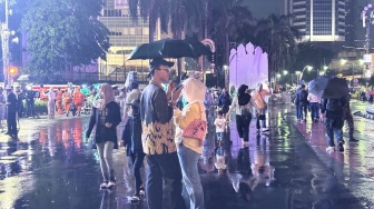 Malam Takbiran, Masyarakat Mulai Padati Bundaran HI Meski Cuaca Masih Diguyur Hujan