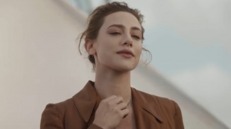 Siapa Lili Reinhart? Aktris Hollywood yang Jadi Sorotan di MV BTS SWIM