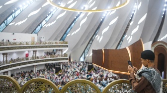 Umat Islam melaksanakan shalat Idul Fitri 1447 Hijriah di Masjid Negara di Kawasan Inti Pusat Pemerintahan (KIPP) di Ibu Kota Nusantara (IKN), Penajam Paser Utara, Kalimantan Timur, Sabtu (21/3/2026). [ANTARA FOTO/M Risyal Hidayat/nym]