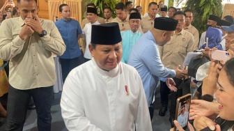 Didampingi Didit, Prabowo Akhirnya Temui dan Salami Warga Yang Hadir di Acara Open House Istana