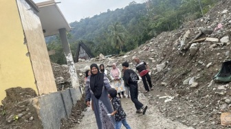 Lebaran 2026, Warga Agam Lewati Material Bekas Banjir Bandang Demi Silaturahmi