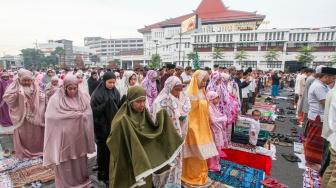 Umat Islam melaksanakan shalat Idul Fitri 1447 H di Surabaya, Jawa Timur, Sabtu (21/3/2026). [ANTARA FOTO/Didik Suhartono/nym]