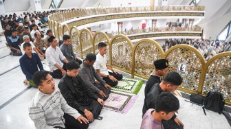 Umat Islam melaksanakan shalat Idul Fitri 1447 Hijriah di Masjid Negara di Kawasan Inti Pusat Pemerintahan (KIPP) di Ibu Kota Nusantara (IKN), Penajam Paser Utara, Kalimantan Timur, Sabtu (21/3/2026). [ANTARA FOTO/M Risyal Hidayat/nym]